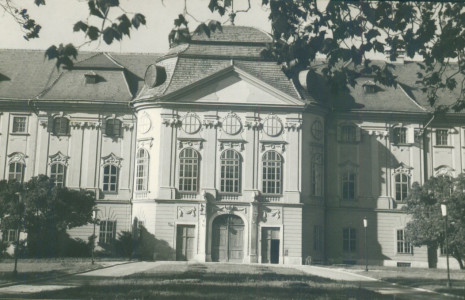 Oradea. Muzeul Țării Crișurilor - Palatul în stil baroc : [Carte poştală ilustrată]
